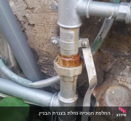 צינור מתכת עם חלודה וחיבורים